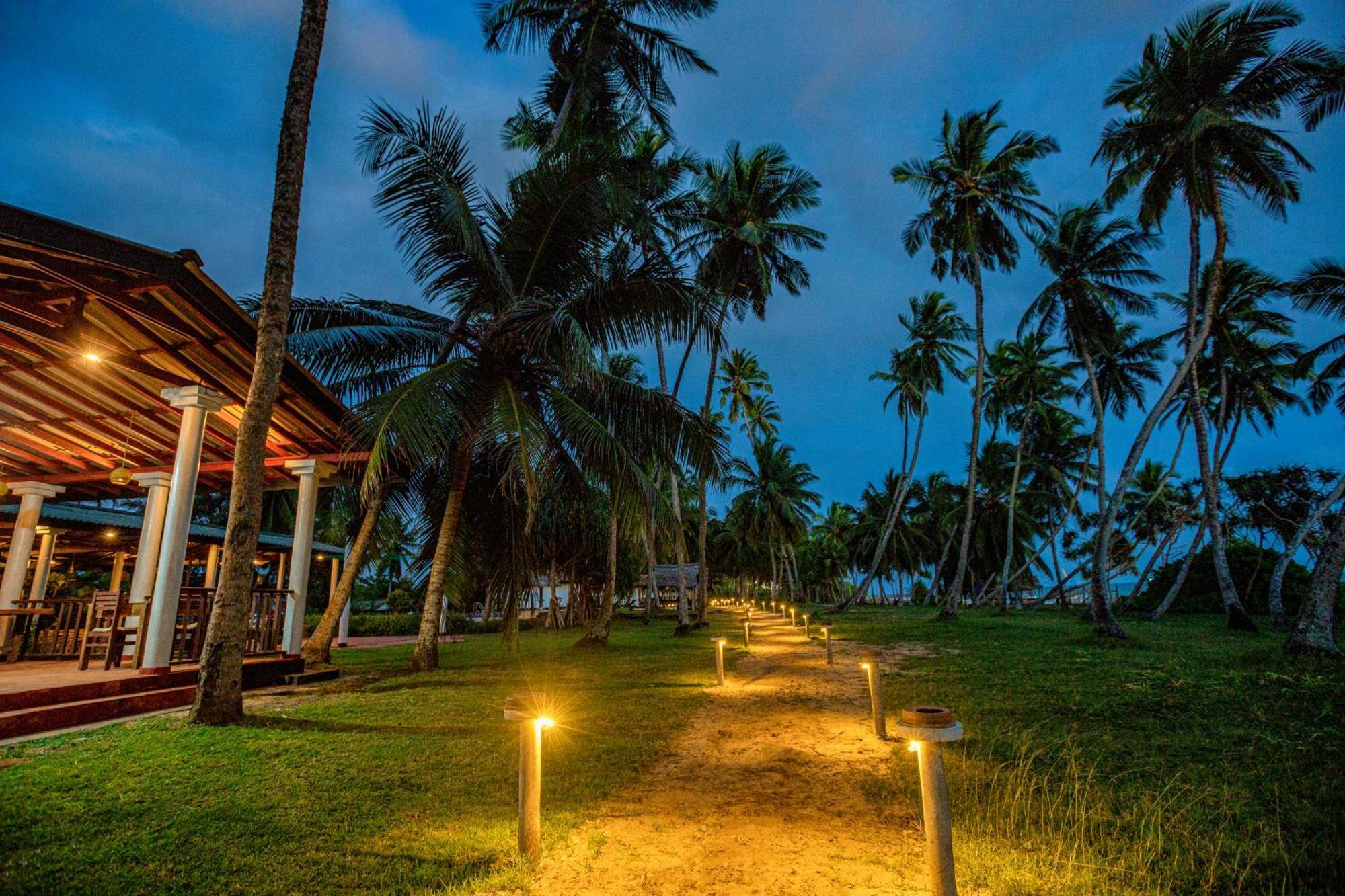 Helios Beach Resort Tangalle Buitenkant foto